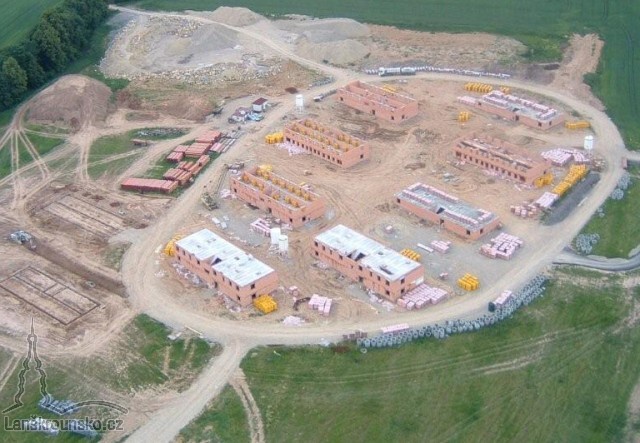 04-vystavba pod zameckem v cervnu 2004.jpg